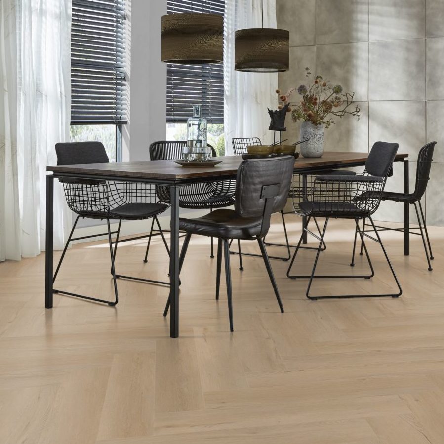 Sfeer2 Floorlife Leyton Herringbone Beige F6412282419 LaminaatXXL Floorlife YUP Leyton Visgraat Silent Rigid Click — Beige - Afbeelding 3